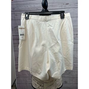 12314-Cambridge Dry Goods size 12‎ nwt off white shorts